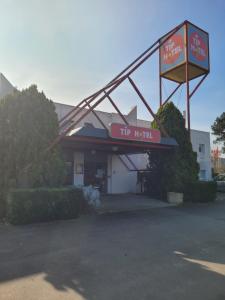Hotels TIP HOTEL CAMBRAI ex HOTEL F1 : photos des chambres