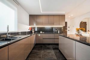 Panoramic Bay and Sea Views - Luxury 3-Bed Flat