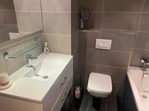 "Le CLOS DE LYRET" Appartement avec grande terrasse en face des pistes