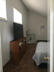 Cheerful 2-Bedroom Cottage Near Eagle Lake