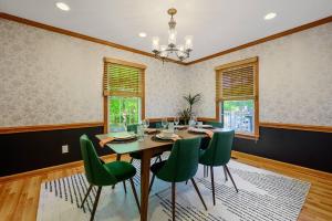 4 Beds ,King Bed, Tvs, Kids essentials, office, Grill, Crib, in Bond park ,PNC Arena