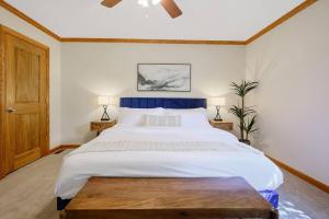 4 Beds ,King Bed, Tvs, Kids essentials, office, Grill, Crib, in Bond park ,PNC Arena