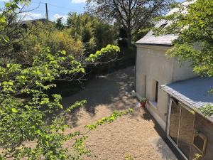Petite maison dans fosse troglodytes