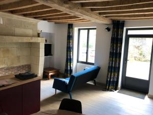 Petite maison dans fosse troglodytes