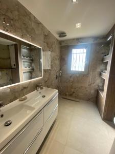 Appartements T4 - proche Monaco a 250m de la plage - 3 lits doubles -6 personnes : photos des chambres