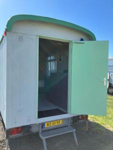 De Keet op een boerencamping