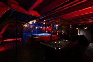 Intense Experience - Suites wellness avec piscine jacuzzi sauna billard privatifs