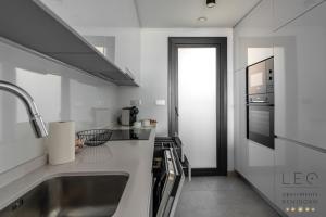 Sunset Cliffs Residence by Leo Apartments