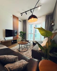 Dubai Marina Modern 1 Bedroom Apartment - steps to tram & Marina Walk