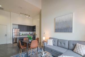 Cozy 2BD - Central DT - Gym, Pool, Parking - Sleep 8