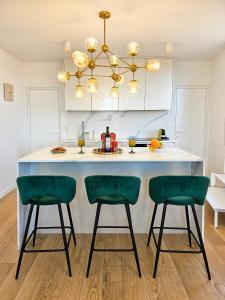 1BDR Apartment with Balcony at Prime Location