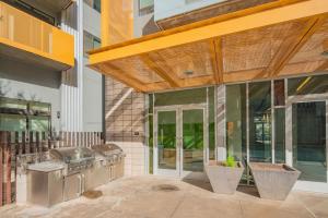 2BR , Roosevelt Row , Sleeps 8 , Pool,Gym,Parking