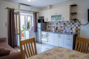 Apartment Jelena with terrace and balcony