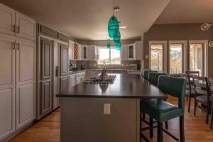 Massive 4 bedroom home Sleeps 19