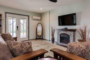 Massive 4 bedroom home Sleeps 19