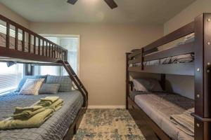 Massive 4 bedroom home Sleeps 19