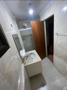 Apê 3 Quartos Praia da Enseada - 2 qds da Praia