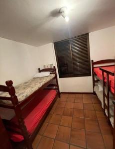 Apê 3 Quartos Praia da Enseada - 2 qds da Praia