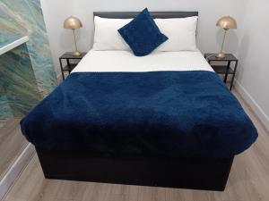 4 Bed-Sleeps 9-Private Garden-Free Parking