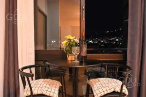 The Downtown Apartment - 3 AC bedroom + WiFi