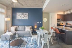 Plush 2BD - CDT - Gym, Pool, Parking - Sleep 8