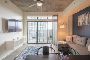 Lovely 1BD - Central Downtown - Gym, Pool, Parking