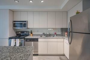 Lovely 1BD - Central Downtown - Gym, Pool, Parking