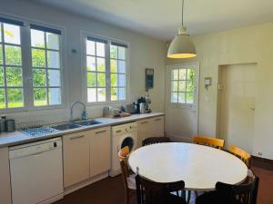 Villas Maison familiale, 8 chambres, jardin clos 3000m, wifi, parking : photos des chambres