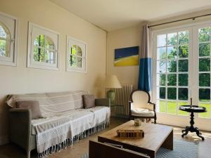 Villas Maison familiale, 8 chambres, jardin clos 3000m, wifi, parking : photos des chambres