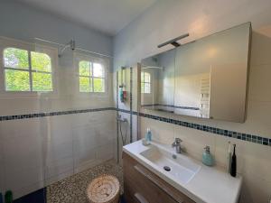 Villas Maison familiale, 8 chambres, jardin clos 3000m, wifi, parking : photos des chambres