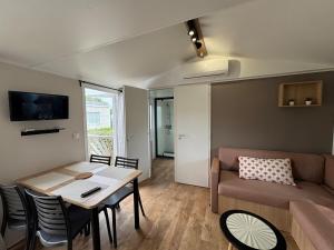 Maisons de vacances Mobile Home 146, 5 pers Camping Siblu 4 etoiles le Lac des Reves : photos des chambres