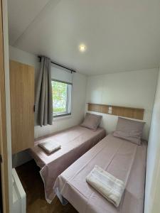 Maisons de vacances Mobile Home 146, 5 pers Camping Siblu 4 etoiles le Lac des Reves : photos des chambres