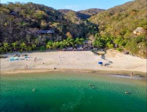 La casa de los árboles frente a la playa con alberca