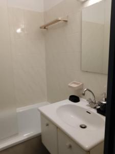 Appartements Agreable studio climatise, avec parking, piscine et vue : photos des chambres