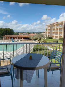 Appartements Agreable studio climatise, avec parking, piscine et vue : Studio - Vue sur Piscine 