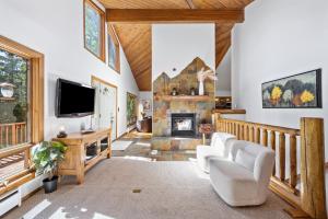 Nestled Inn Vacation Home Rental Evergreen - Trails, Views, Hot Tub, Skiing!