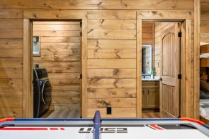 Honeybear Hideaways - Luxury Cozy Mountain Golf Retreat with Indoor Pool, Hot Tub, Sauna and Game Room