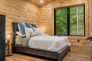 Honeybear Hideaways - Luxury Cozy Mountain Golf Retreat with Indoor Pool, Hot Tub, Sauna and Game Room