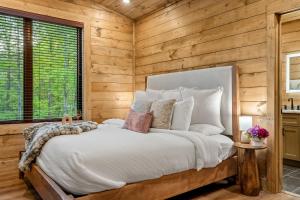 Honeybear Hideaways - Luxury Cozy Mountain Golf Retreat with Indoor Pool, Hot Tub, Sauna and Game Room