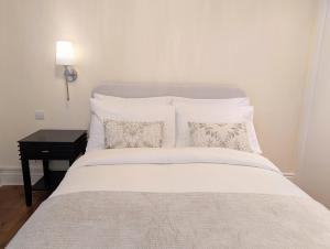 Mayfair Galleria LV 8