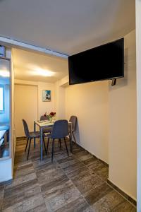 City apartment with Free Public Parking-1