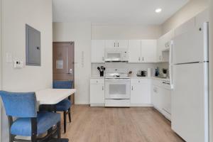 Simplicity At the Rim 1119 I Spacious 1 Bed 1 Bth