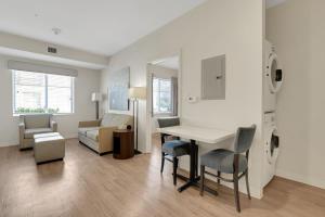 Simplicity At the Rim 1119 I Spacious 1 Bed 1 Bth