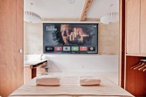 Superbe appartement rue St-Catherine - ciné , balcon & spa