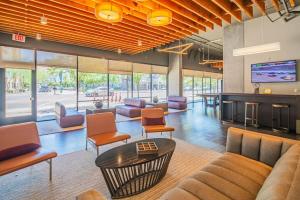 Fancy 1BD - DT PHX - Parkin, Gym, Pool - Sleeps 6