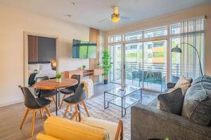 Spacious 2BD DT - Balcony, Gym, W-D, Parking - Sleeps 8