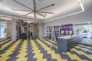 Spacious 2BD DT - Balcony, Gym, W-D, Parking - Sleeps 8