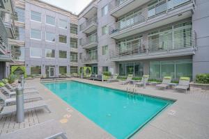 Modern 2BD DT - Balcony, Gym, W-D, Parking - Sleeps 8