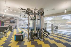 Modern 2BD DT - Balcony, Gym, W-D, Parking - Sleeps 8