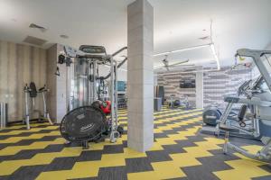 Modern 2BD DT - Balcony, Gym, W-D, Parking - Sleeps 8